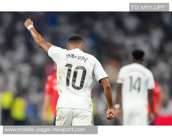 皇马反击机会错失姆巴佩禁区前射门偏离目标成高射炮